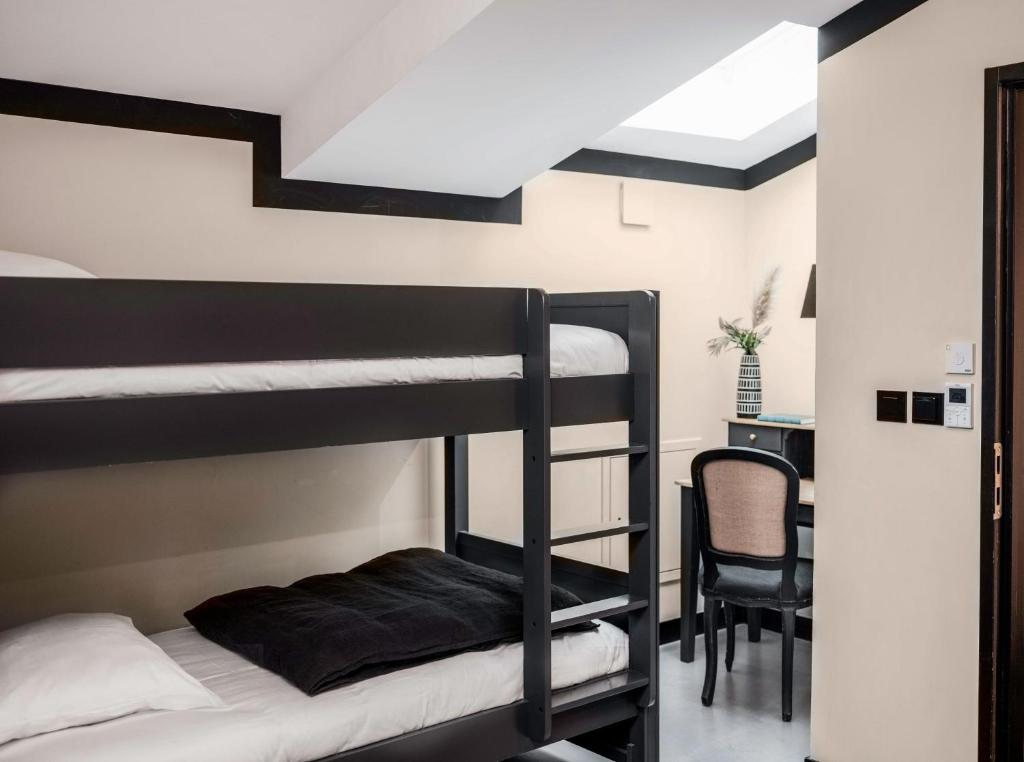 Maisons du Monde Hôtel &amp; Suites - Marseille Vieux Port客房内的一张或多张床位