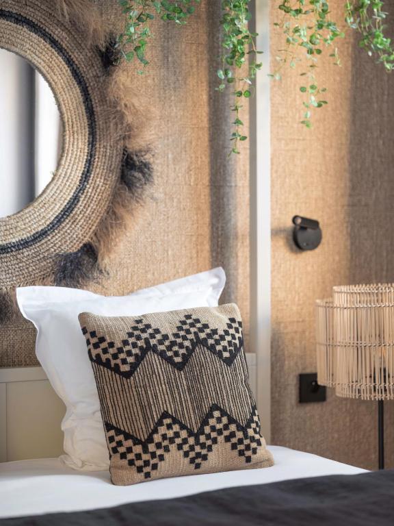 Maisons du Monde Hôtel &amp; Suites - Marseille Vieux Port客房内的一张或多张床位