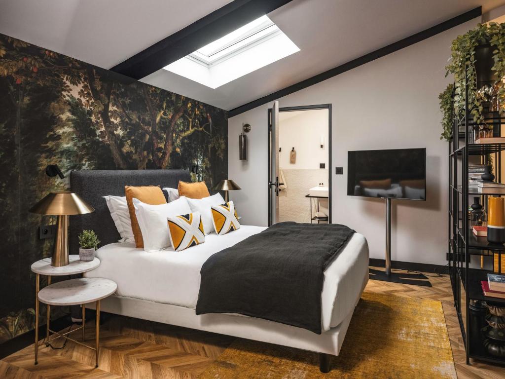 Maisons du Monde Hôtel &amp; Suites - Marseille Vieux Port客房内的一张或多张床位