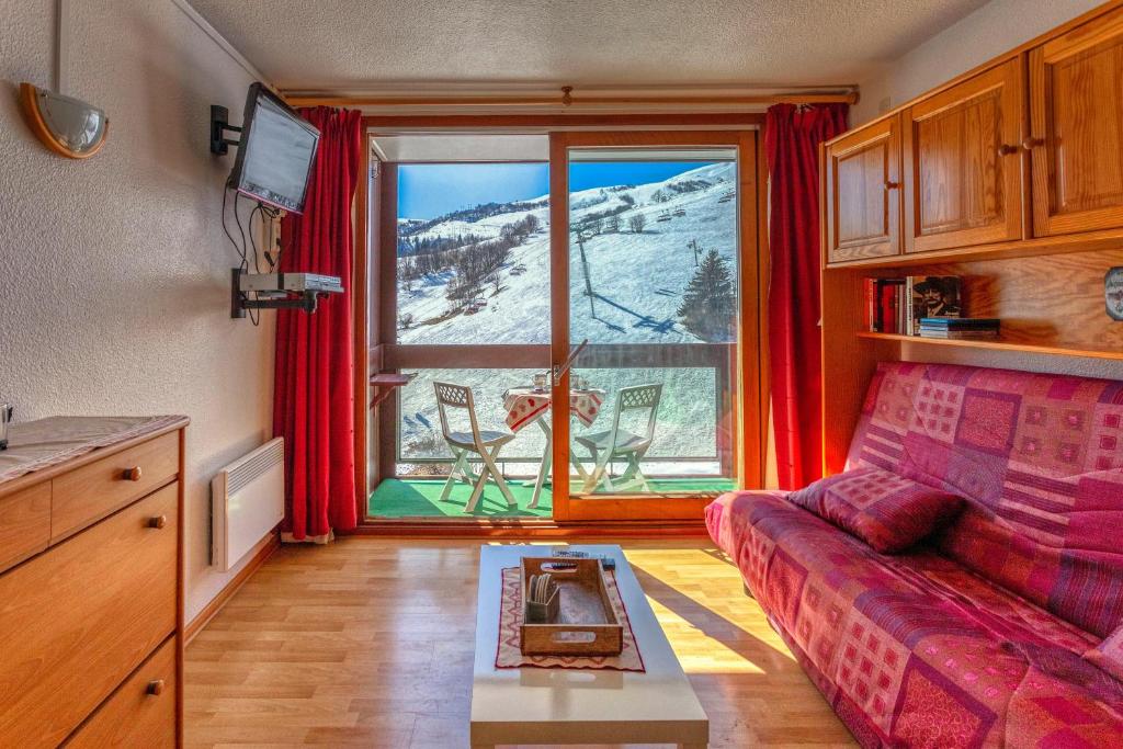 维拉伦贝特Orion 1416的带沙发和大窗户的客厅