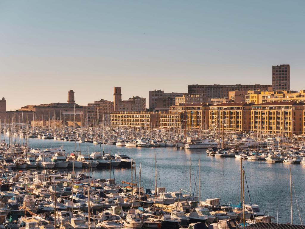 马赛Maisons du Monde Hôtel &amp; Suites - Marseille Vieux Port的城市里满载船只的港口