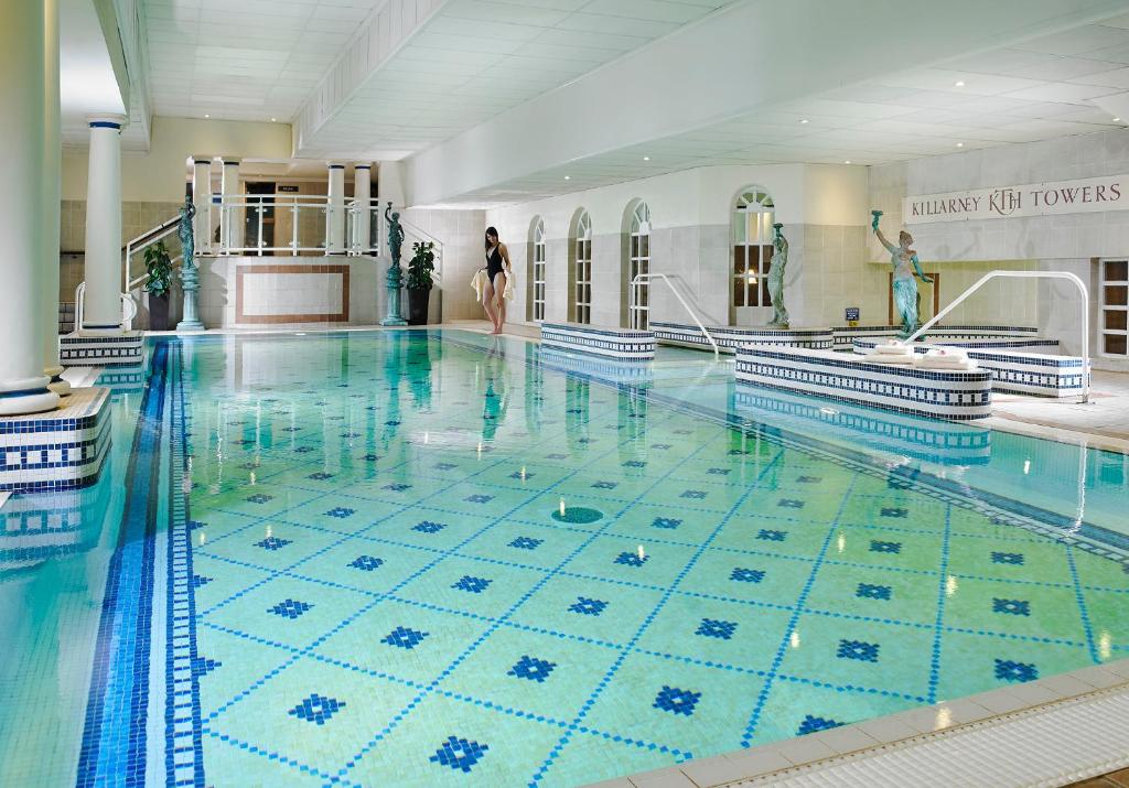 基拉尼基拉尼塔休闲中心酒店的一个游泳池,一个女人站在泳池中间