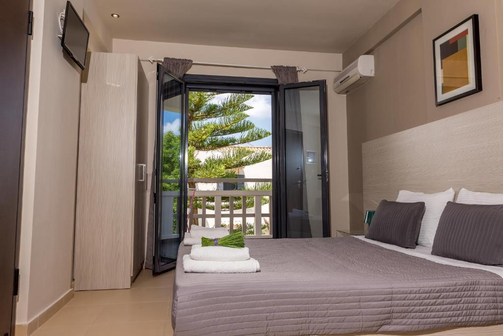 蒂锡利维特里亚农一室公寓酒店的一间带大床的卧室和一个阳台