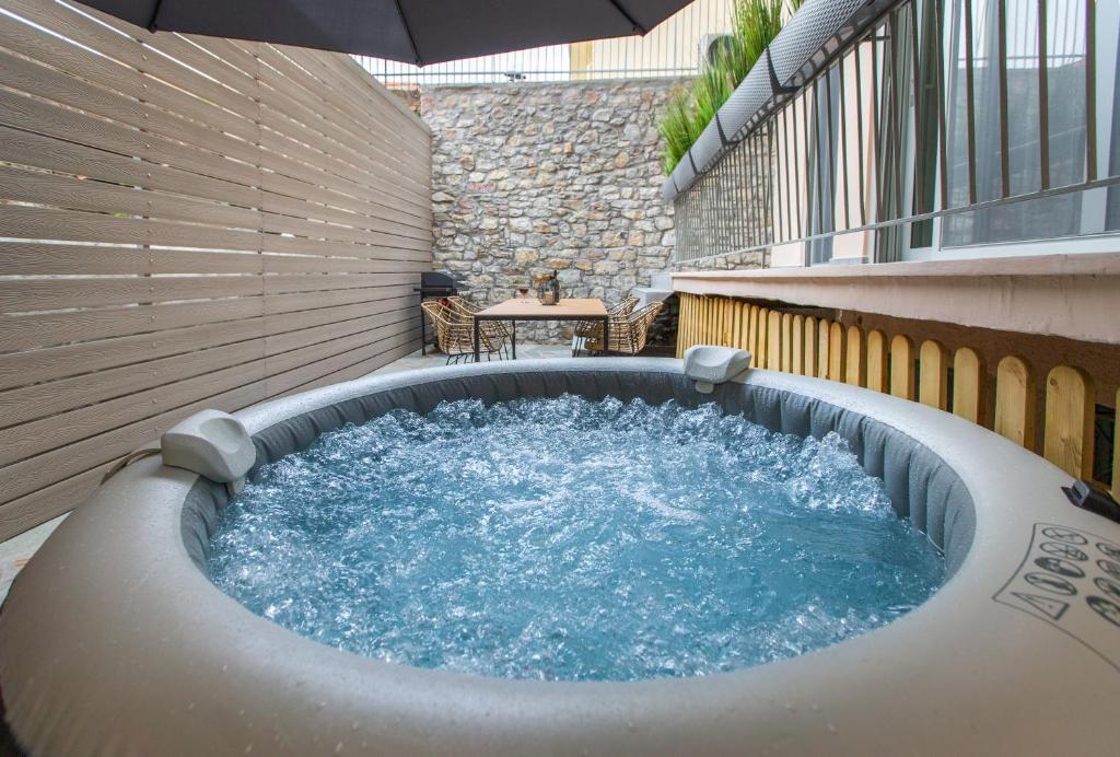 纳弗帕克托斯Lepanto Luxury Apartments GF的天井中央的热水浴池