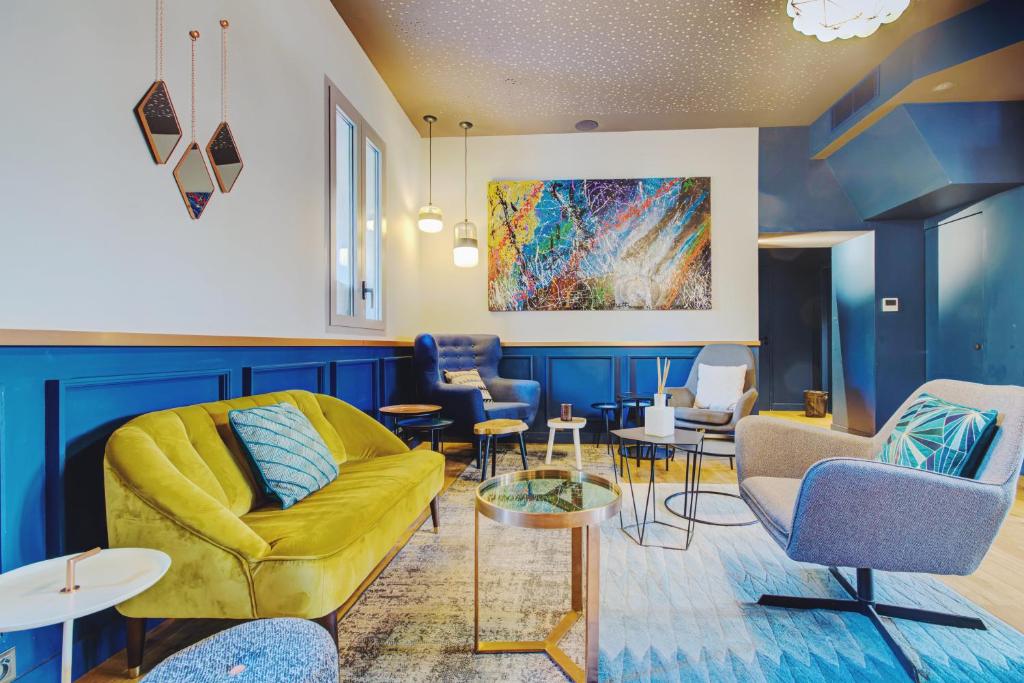 马赛阿历克斯Spa酒店的客厅配有黄色的沙发和椅子