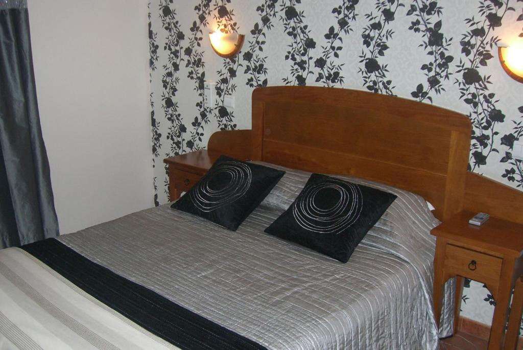 埃斯特雷莫斯Hotel O Gadanha的一间卧室配有一张带两个枕头的床