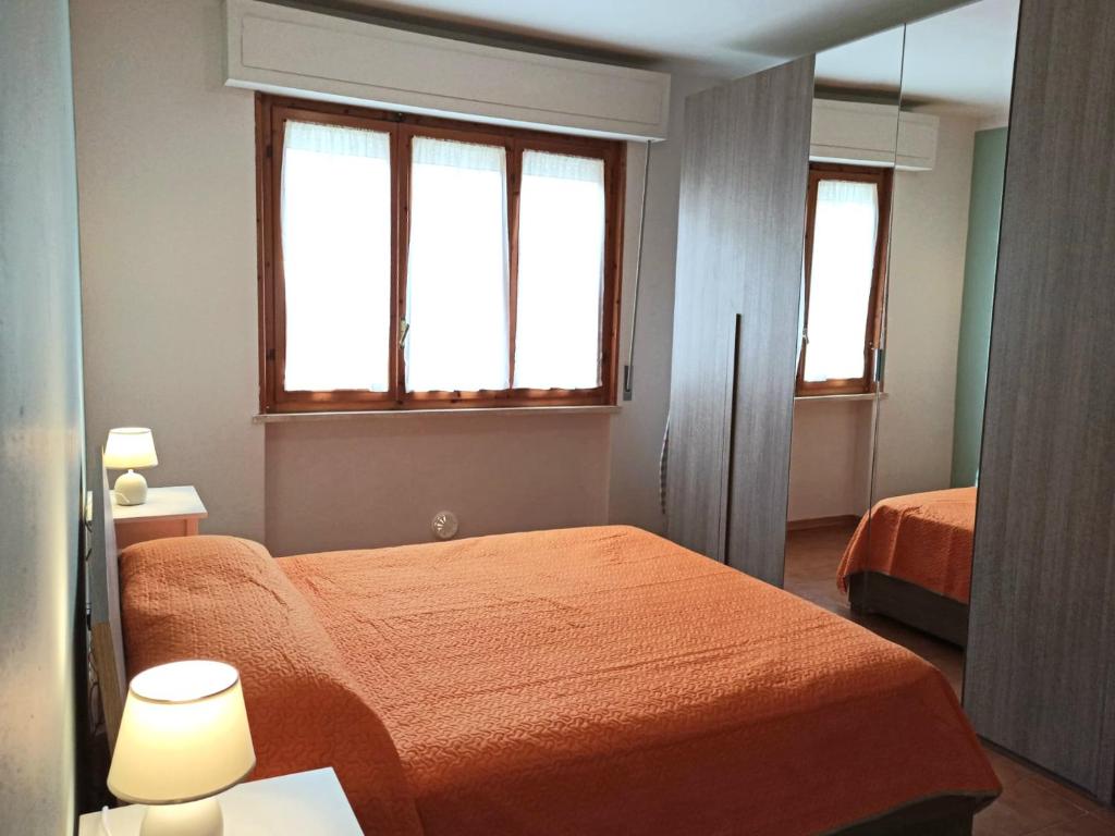 切齐纳码头Casa Prati的一间卧室设有两张床和两个窗户。