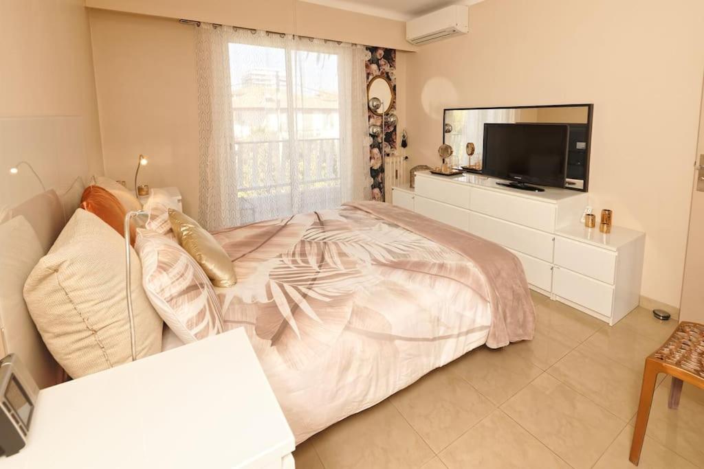 CANNES Vue Mer的电视和&#47;或娱乐中心