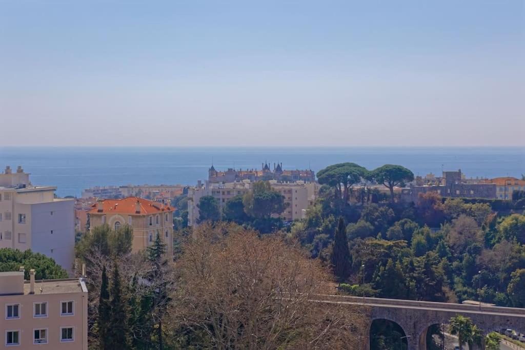 戛纳CANNES Vue Mer的有树木和建筑物的城市景观