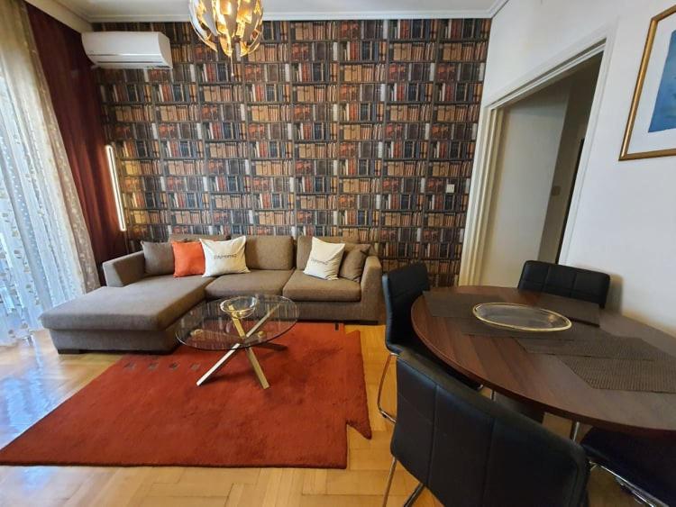 拉里萨CityHome2的客厅配有沙发和桌子