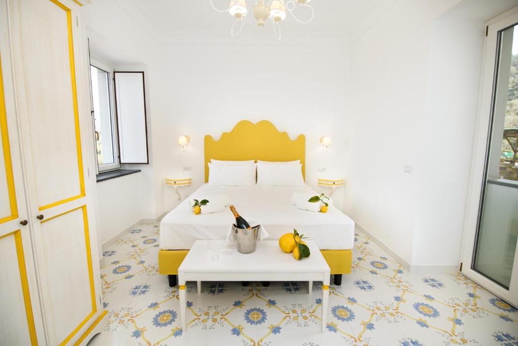圣安吉洛Casale Guarracino的一间卧室配有一张床和一张桌子,上面放有香蕉
