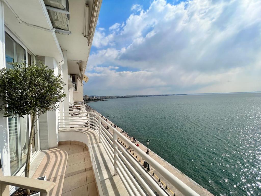 #Infinity & Beyond seafront apts, amazing view的阳台或露台