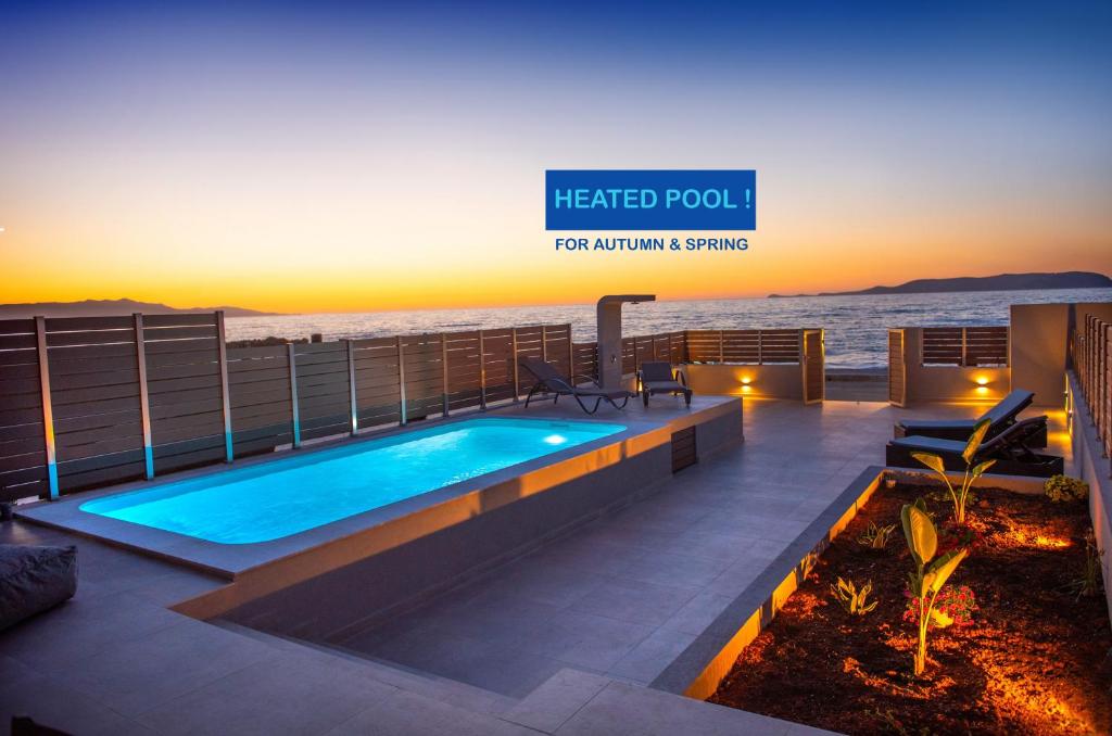 库基尼坎尼奥Blue Velvet Coast Luxury Villas的房屋甲板上的游泳池