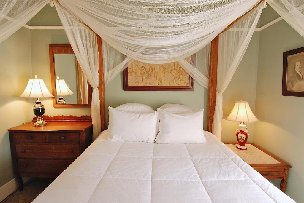 纽波特洋基佩德勒旅馆的卧室配有带白色枕头的天蓬床