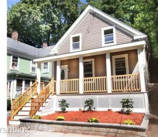 波士顿Boston's Best Vacation House的白色的小房子,设有门廊和楼梯
