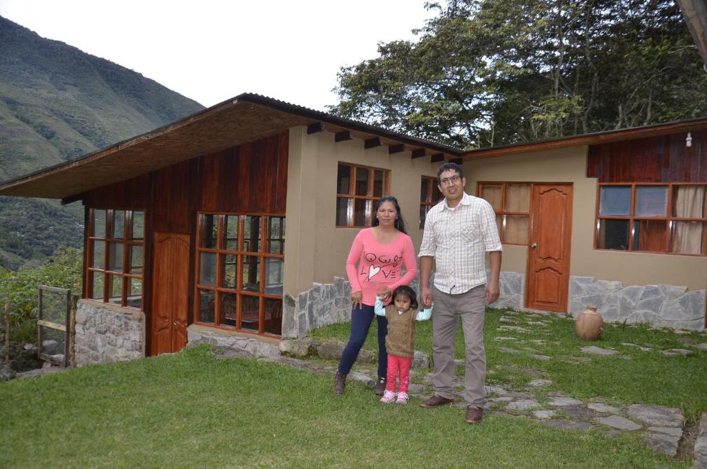 SahuayacuLia B&B Lucmabamba的站在房子前面的男人和女人