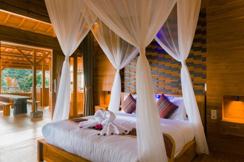 新加拉惹Villa Bukit Sing Sing的卧室配有白色窗帘的床
