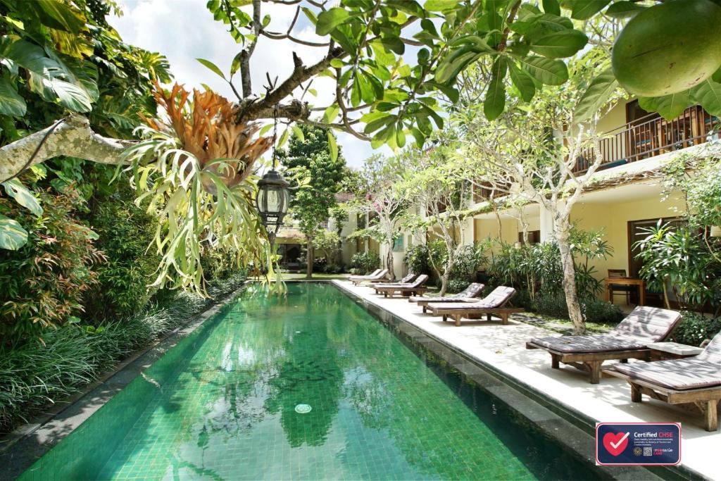 乌布萨博迪拉乌布酒店的花园中的一个游泳池