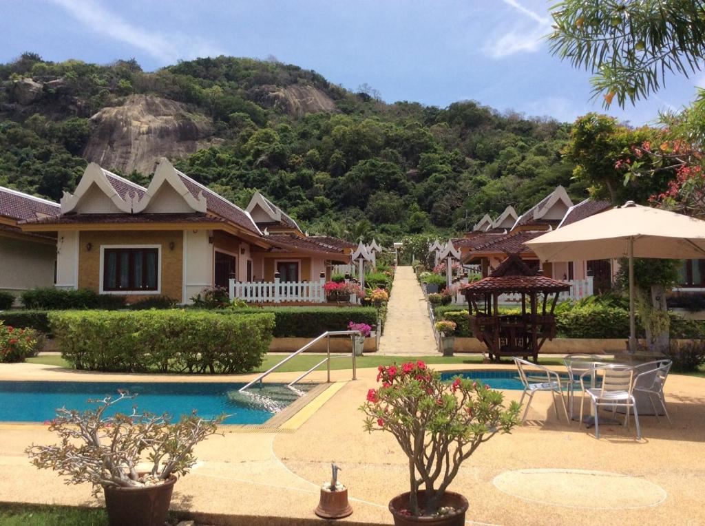 考陶Khao Tao lake & beach villas, Hua Hin.的山地游泳池的度假村