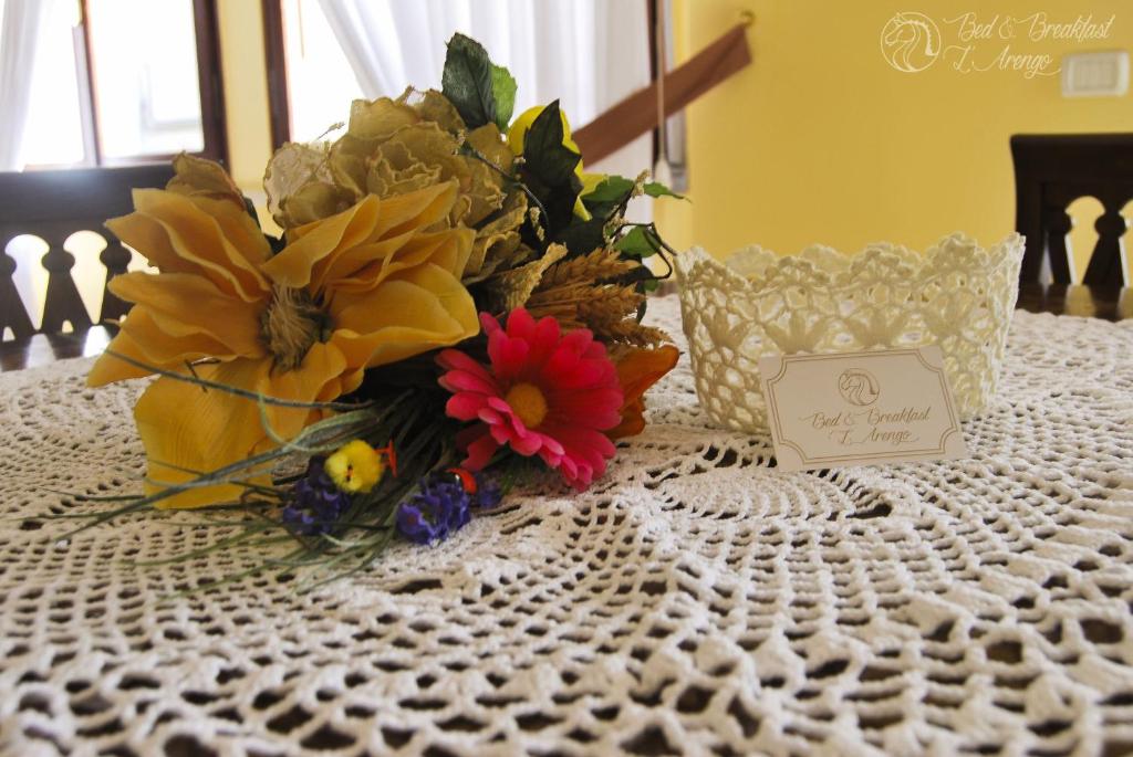 阿斯科利皮切诺拉安格住宿加早餐旅馆的一张纸牌桌子上一束鲜花