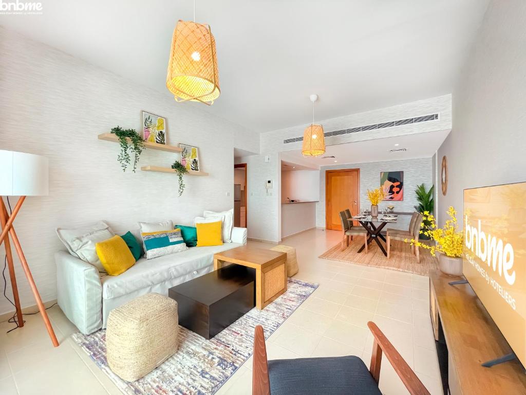 迪拜bnbmehomes - Spectacular 1BR - Community View - 302的客厅配有白色的沙发和桌子