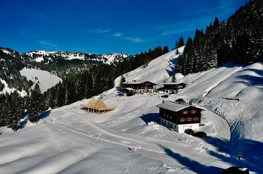 巴尔德赫旺Boden Balderschwang的山上雪地中的滑雪小屋