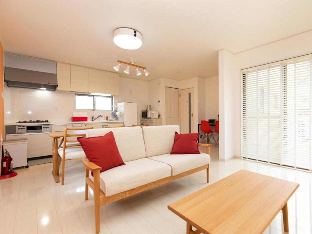日光Kinugawa Station Front room D的客厅配有白色沙发和红色枕头。