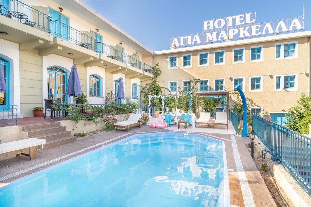 弗隆塔多斯阿西亚玛克拉酒店的大楼前设有游泳池的酒店
