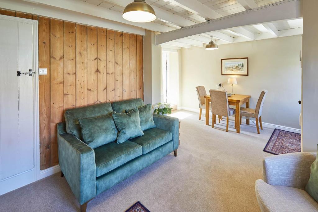 LocktonHost & Stay - Holmlea Cottage的客厅配有沙发和桌子