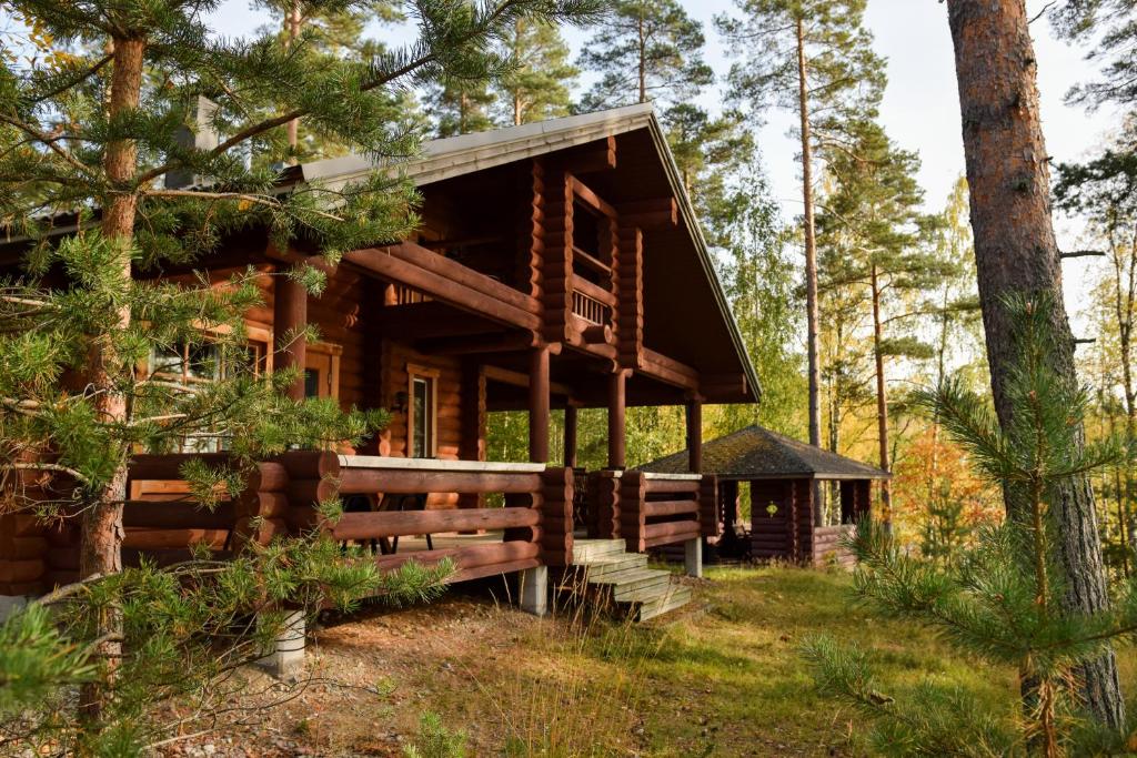 AhvionniemiLomalehto Cottages的树林中的小木屋,带围栏