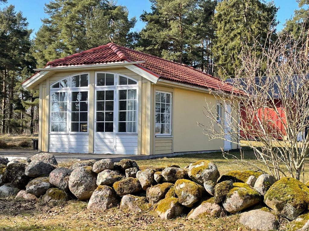 BroddetorpGökboet的前面有一堆岩石的小房子