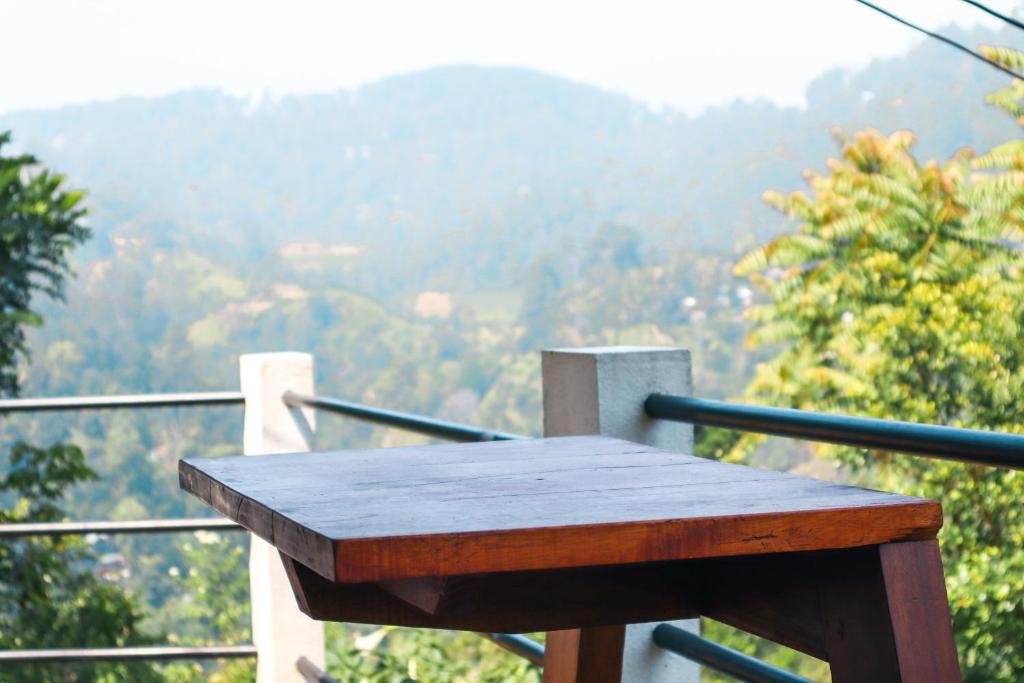 埃拉Duet Hearts的一张木桌,位于一个美景阳台的顶部