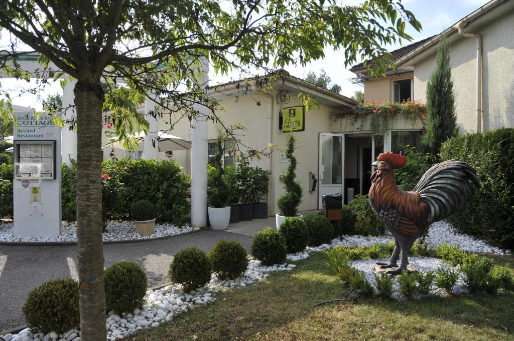 旺德夫尔莱南锡国际之家科塔奇的鸡在房子前的雕像