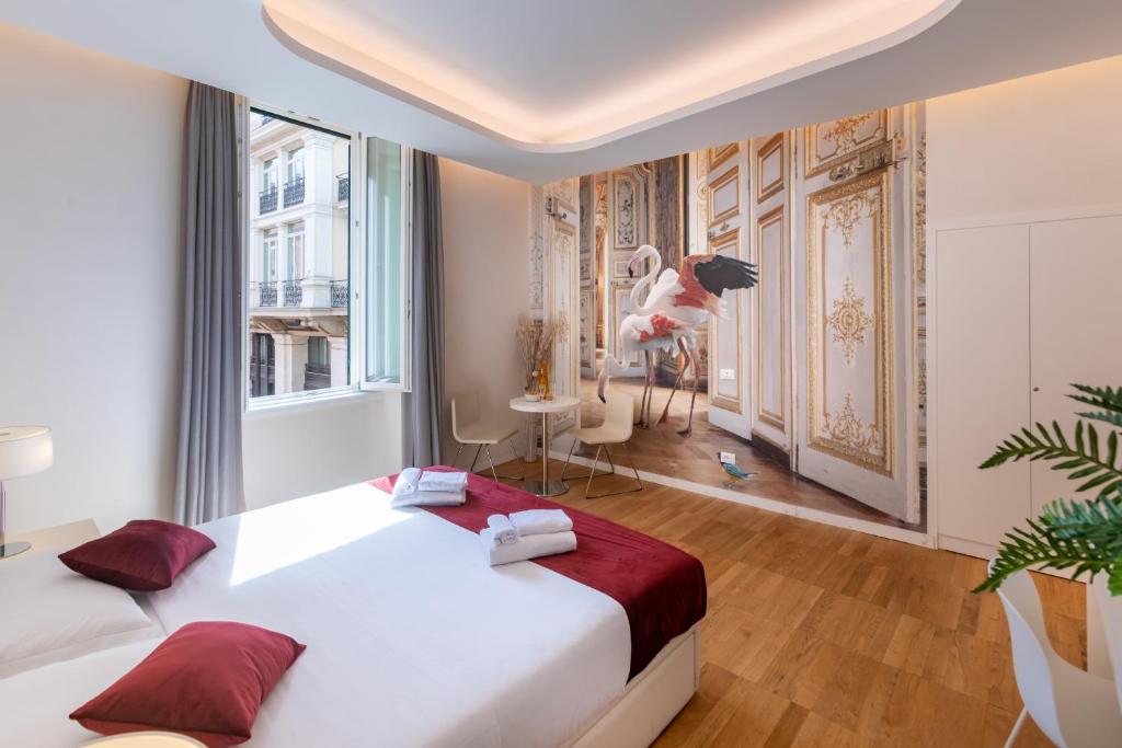 罗马罗马特雷维精英旅馆的一间卧室设有两张床,墙上挂着一幅画