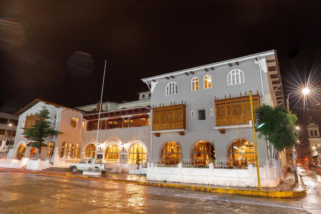 万卡约Hotel de Turistas Huancayo - Hotel Asociado Casa Andina的一座白色的大建筑,晚上有窗户