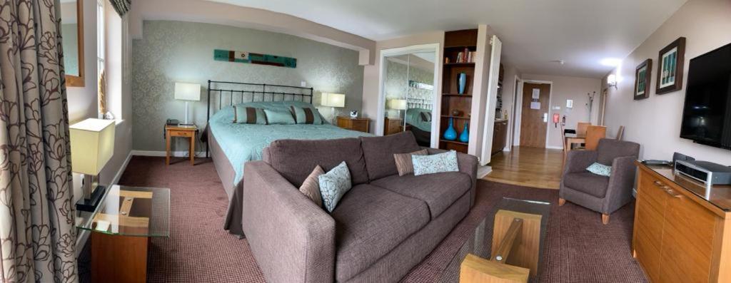 特劳特贝克Fell View的客厅配有沙发和1张床