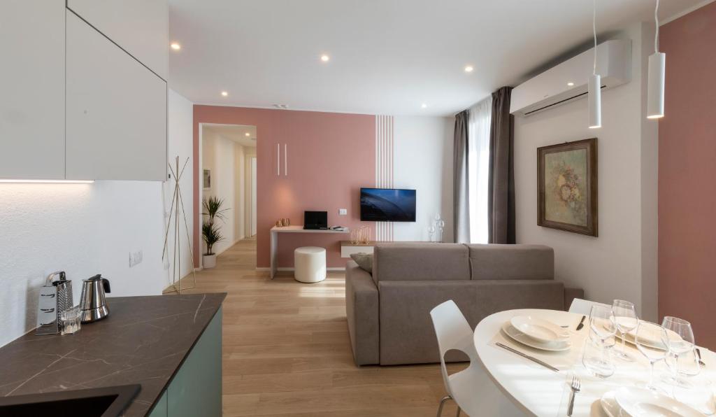 奥梅尼亚Residence Casa Coppa Appartamento Flox的厨房以及带沙发和桌子的客厅。