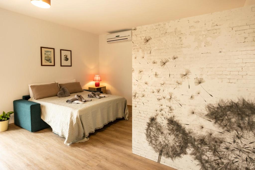 维罗纳BORGOROMA - Business & Apartments的一间卧室设有一张床和砖墙