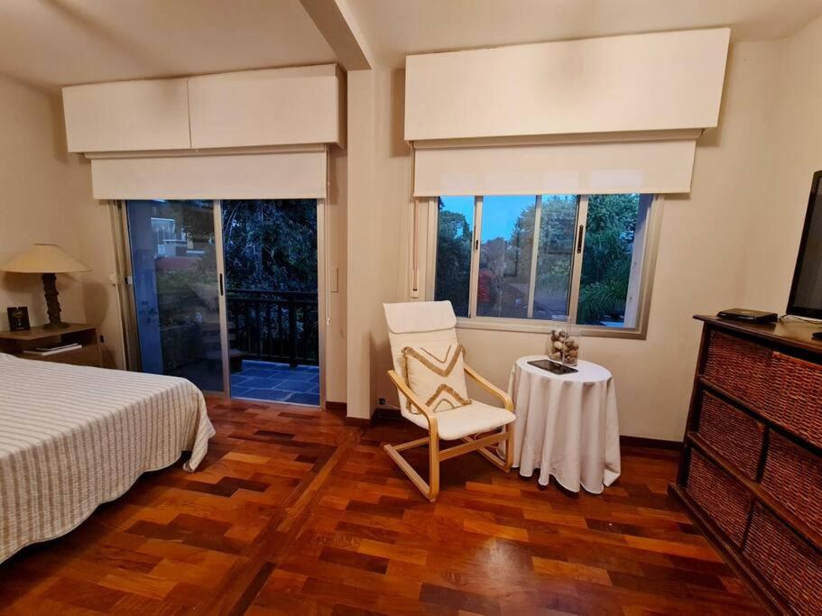蒙得维的亚Hermosa habitación en apartamento en Carrasco - Comparte Apartamento conmigo的一间卧室配有一张床、一把椅子和一张桌子