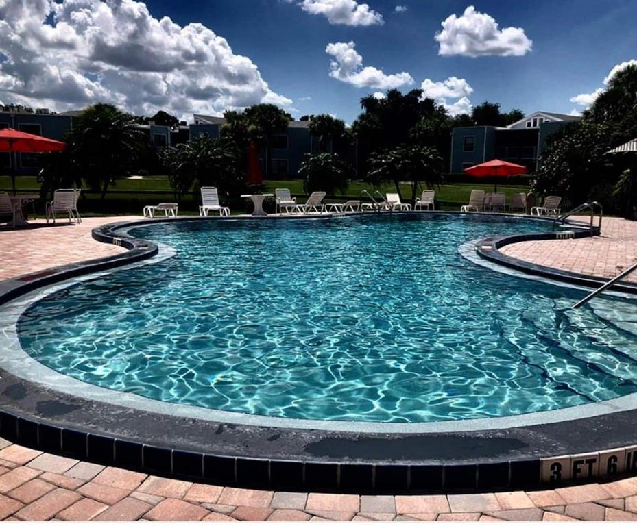 奥兰多3697 Orlando Vacational Apartment的蓝色海水大型游泳池