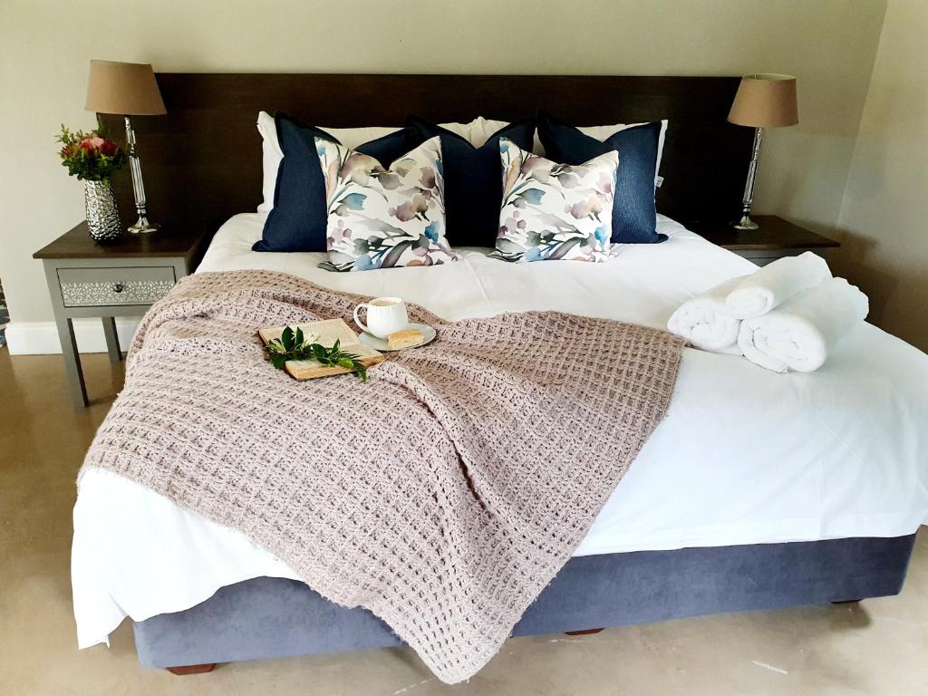 希尔顿Hilton Garden Studio的床上有毯子和毛巾