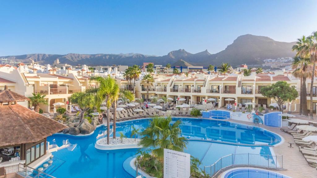 阿德耶皇家日落海滩俱乐部钻石度假公寓的享有度假村游泳池的景致。