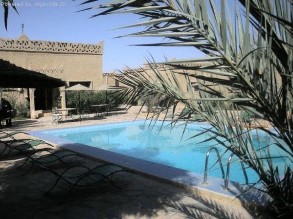 梅尔祖卡莱波特斯沙漠酒店的一座带椅子的大型游泳池和一座建筑