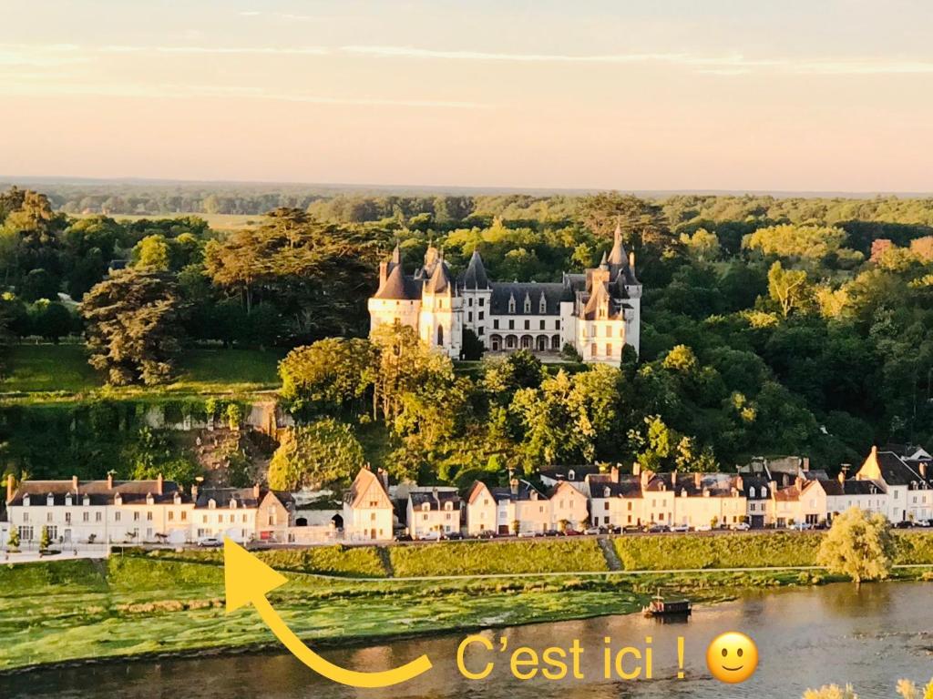 肖蒙索卢尔Au pied du Chateau de Chaumont sur Loire的城堡的空中景色,有黄色箭头