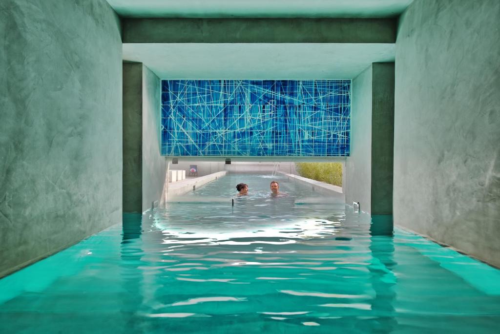科特赖克吴伟酒店 的水中一个两人游泳池