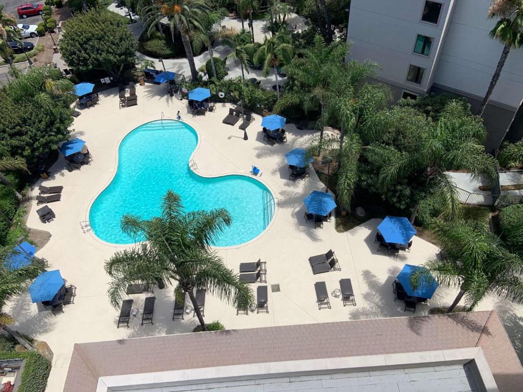 安纳海姆Sonesta Anaheim Resort Area的享有度假村游泳池的顶部景致