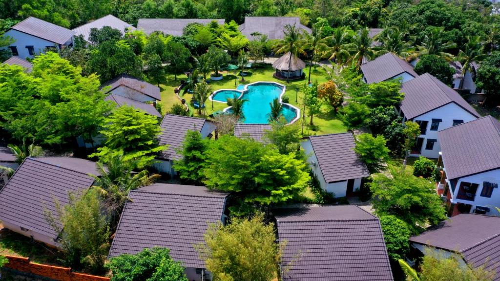 富国Santa Garden Resort的享有带游泳池的房屋的空中景致