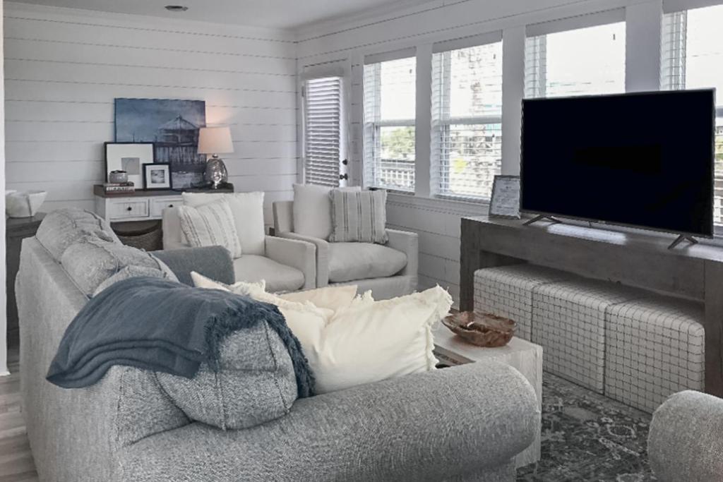 多芬岛Mermaid Tales的带沙发和平面电视的客厅