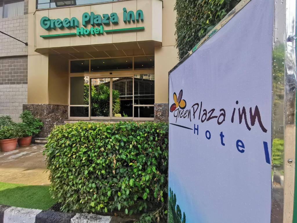 亚历山大Green Plaza Inn '''Business &Families Only'''的绿色步道汽车旅馆前的标志
