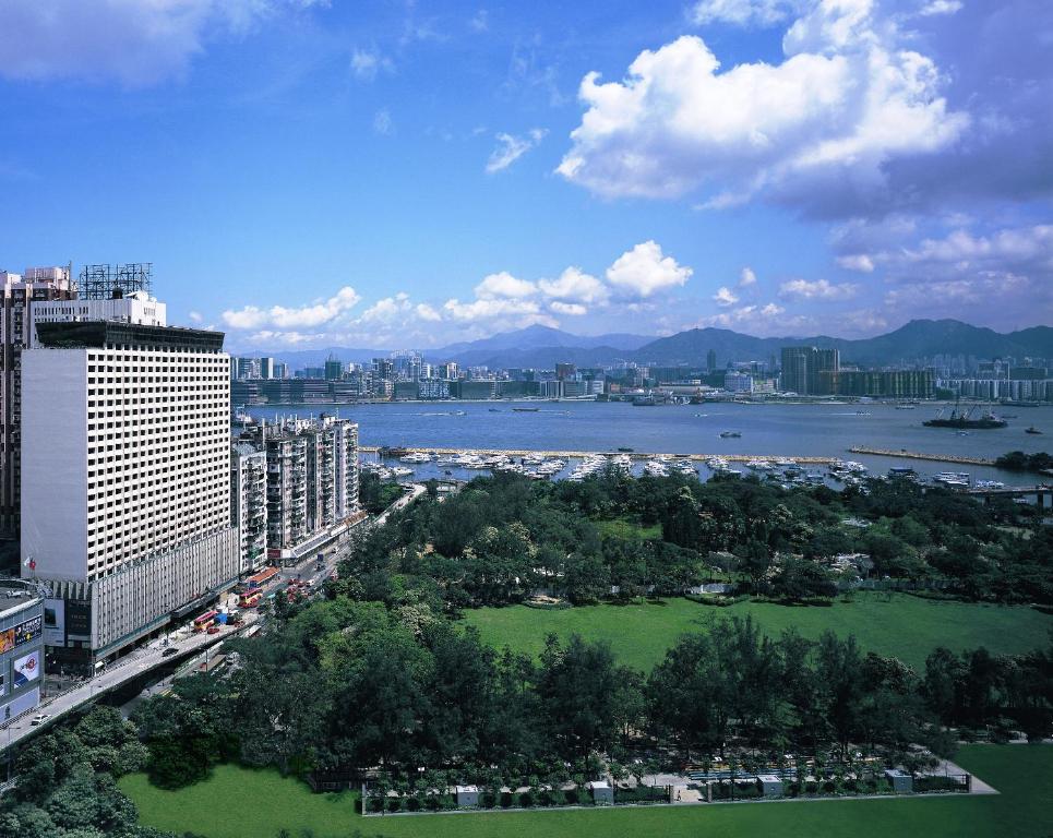 香港香港柏宁铂尔曼酒店的享有河流和建筑的城市空中景致